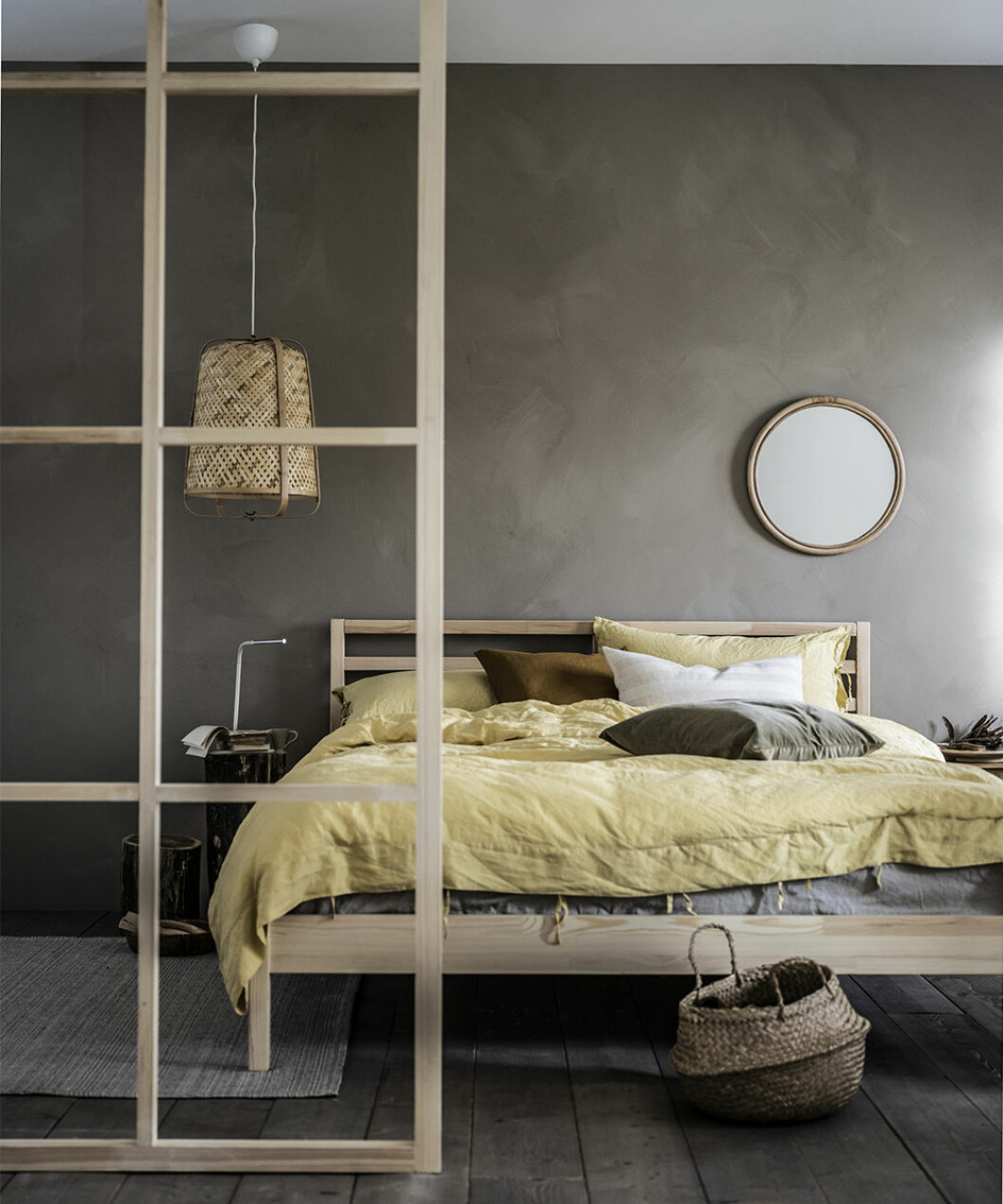Harmoniskt sovrum med säng i furu från Ikea