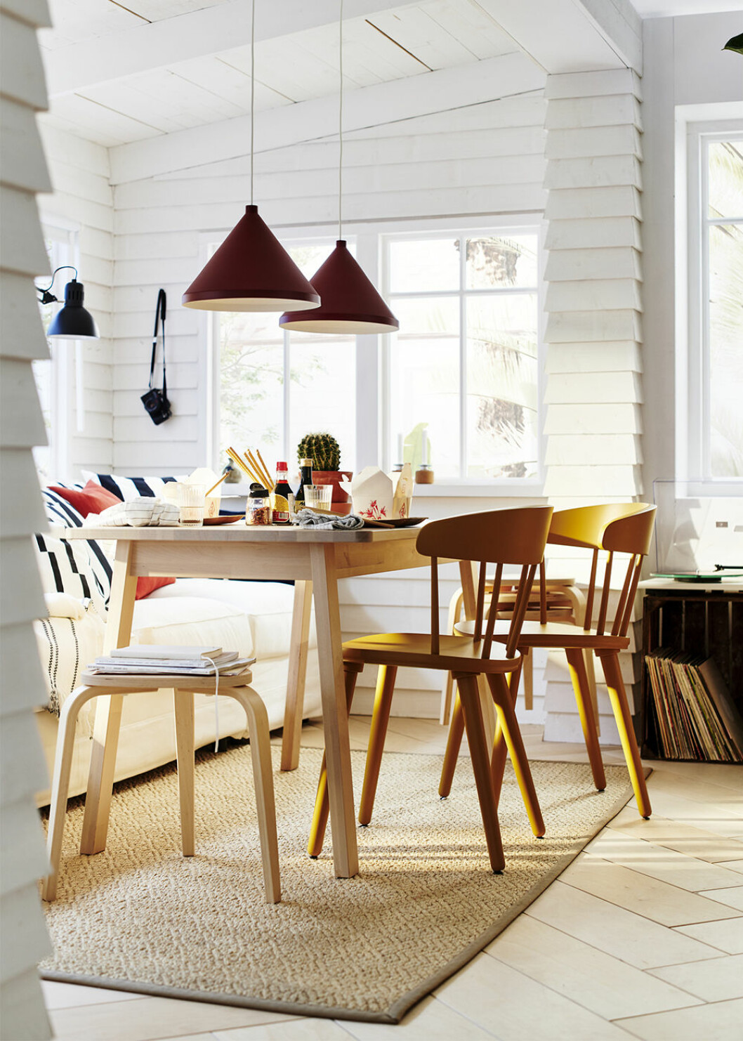 Lantlig matplats med färg i ikea-katalogen 2021