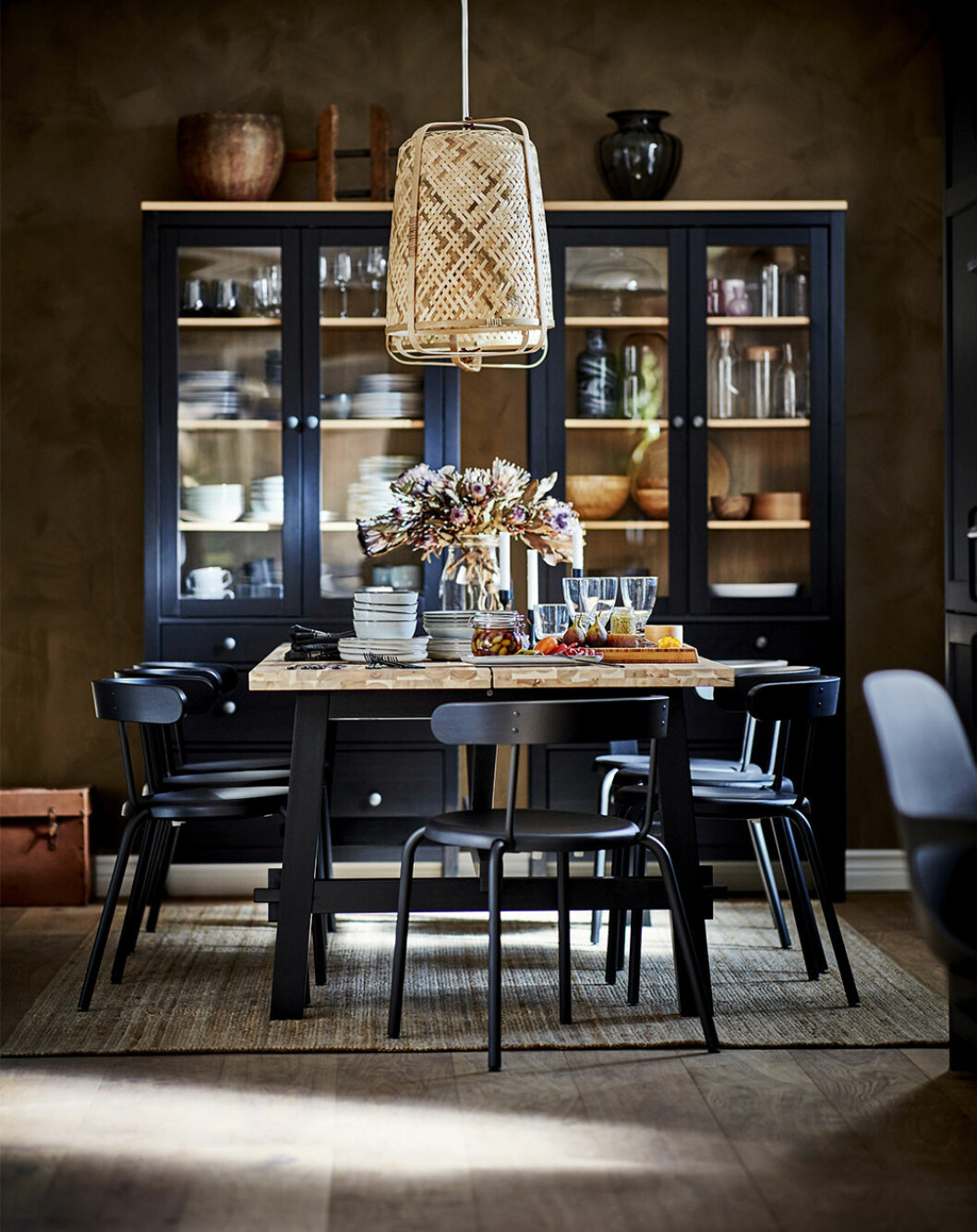 matplats med taklampa i naturmaterial från Ikea