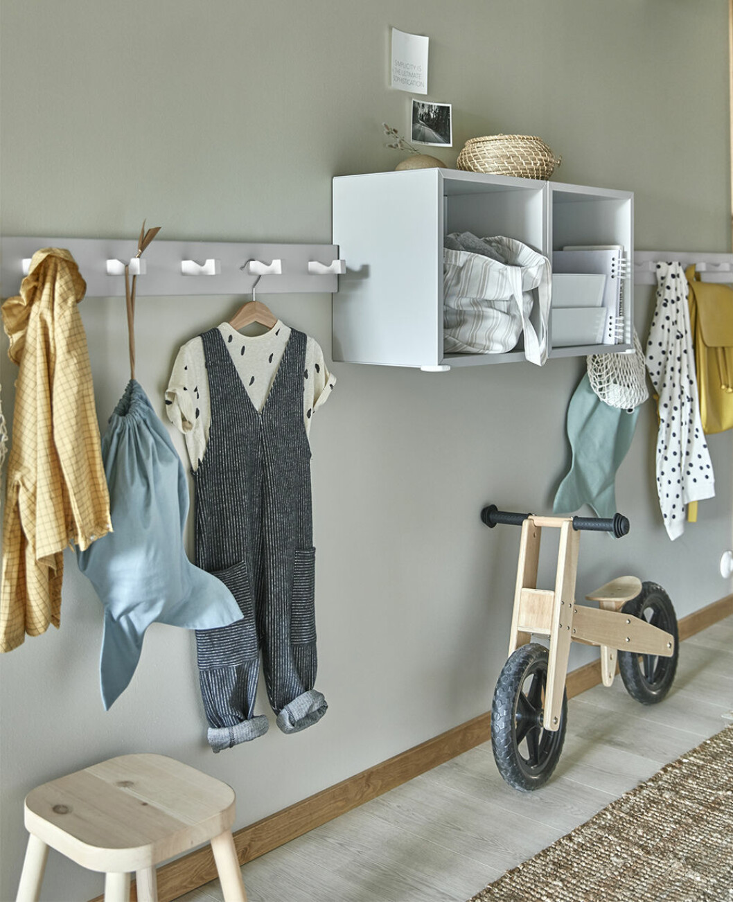Hallförvaring hos barnfamilj i Ikea-katalogen