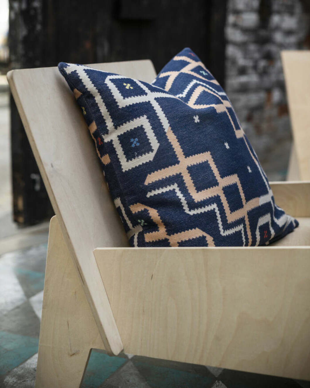 Mattor och kuddfodral i design av Laduma Ngxokolo och Mikael Axelsson/Ikea. Kuddfodral från Ikea Överallt