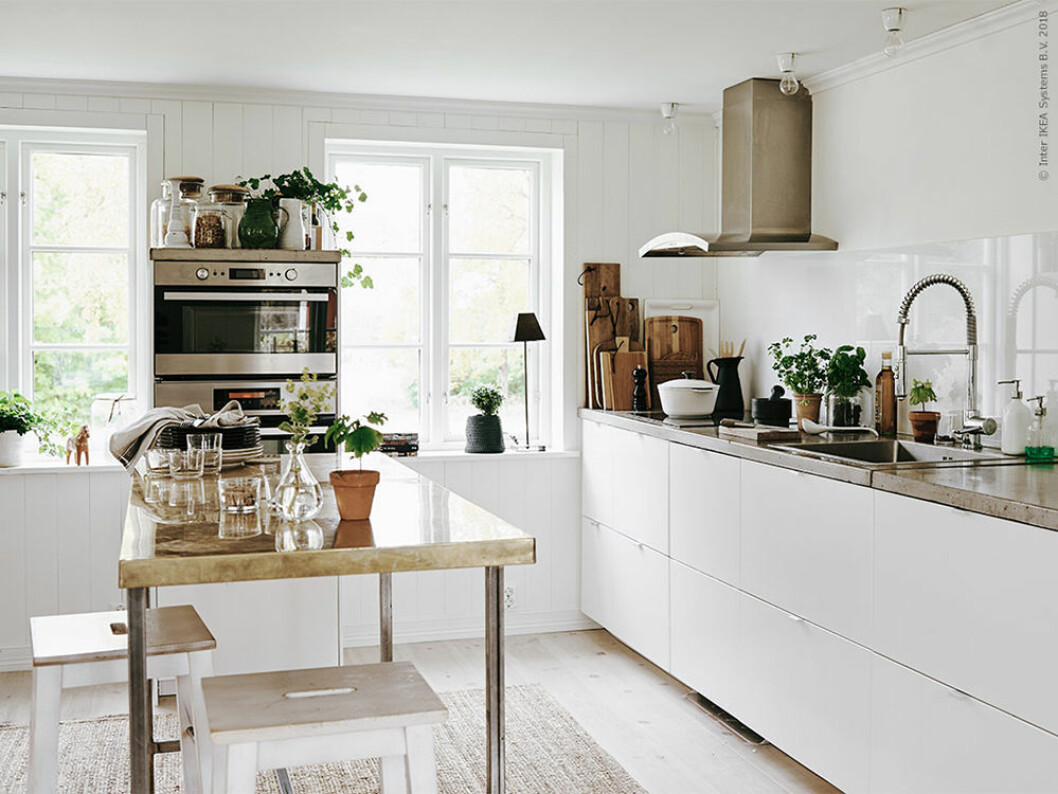Praktiskt och snyggt – en DIY-köksö kan skapas med ett bord med höga ben. Foto: <a href="https://livethemma.ikea.se/hemma-hos-en-ny-generation/" target="_blank" rel="noopener">Ikea Livet hemma</a> Köksö av bord med höga ben