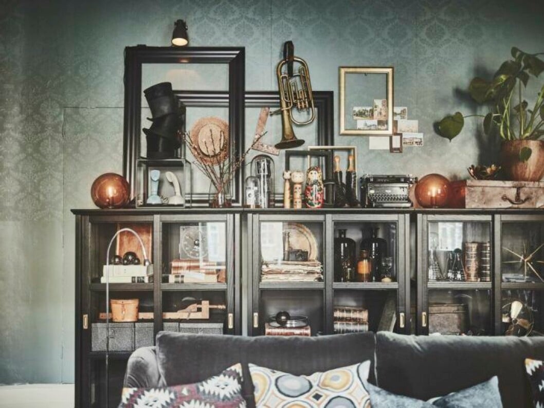 Här har man verkligen jobbat efter ”More is more”. Foto: <a href="https://www.ikea.com/se/sv/catalog/products/60303481/" target="_blank" rel="noopener">Ikea</a> Bokhylla Malsjö Ikea