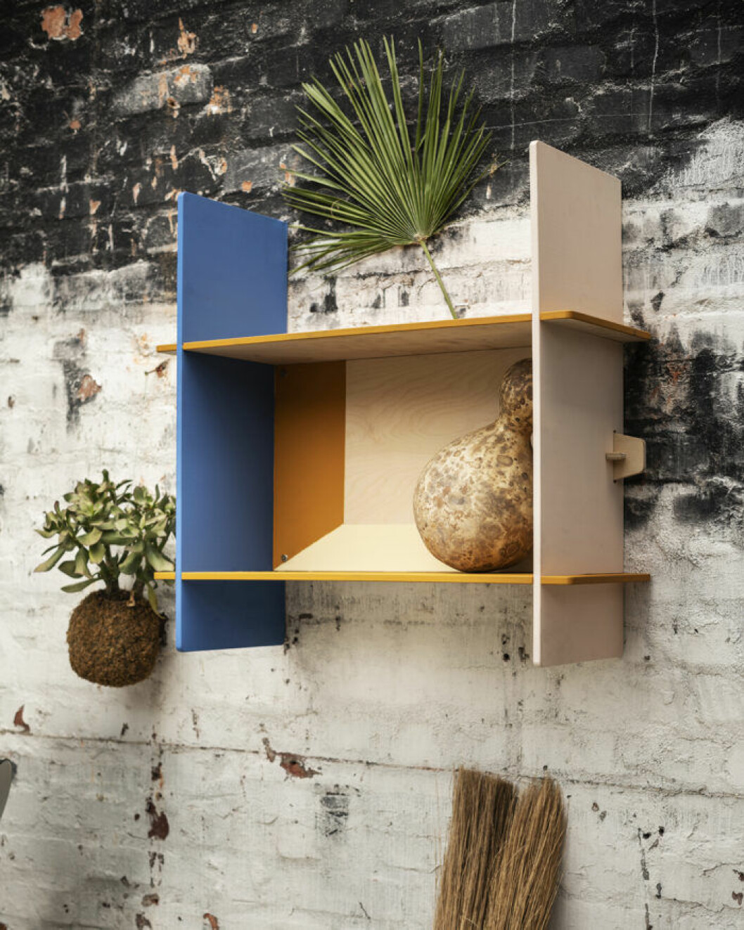 Hylla i design av Issa Diabaté och Kevin Gourio/Ikea.<img class="alignnone wp-image-81976 size-medium" src="https://files.elledecoration.se/uploads/2019/04/Ikea-Overallt-gungstol-fotpall-700x875.jpg" alt="Gungstol och fotpall – Ikea Överallt" width="700" height="875"> Hylla från Ikea Överallt