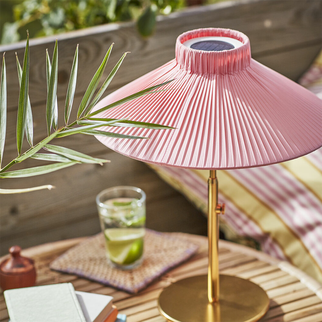 Solcellsdriven LED-lampa i rosa från Ikea