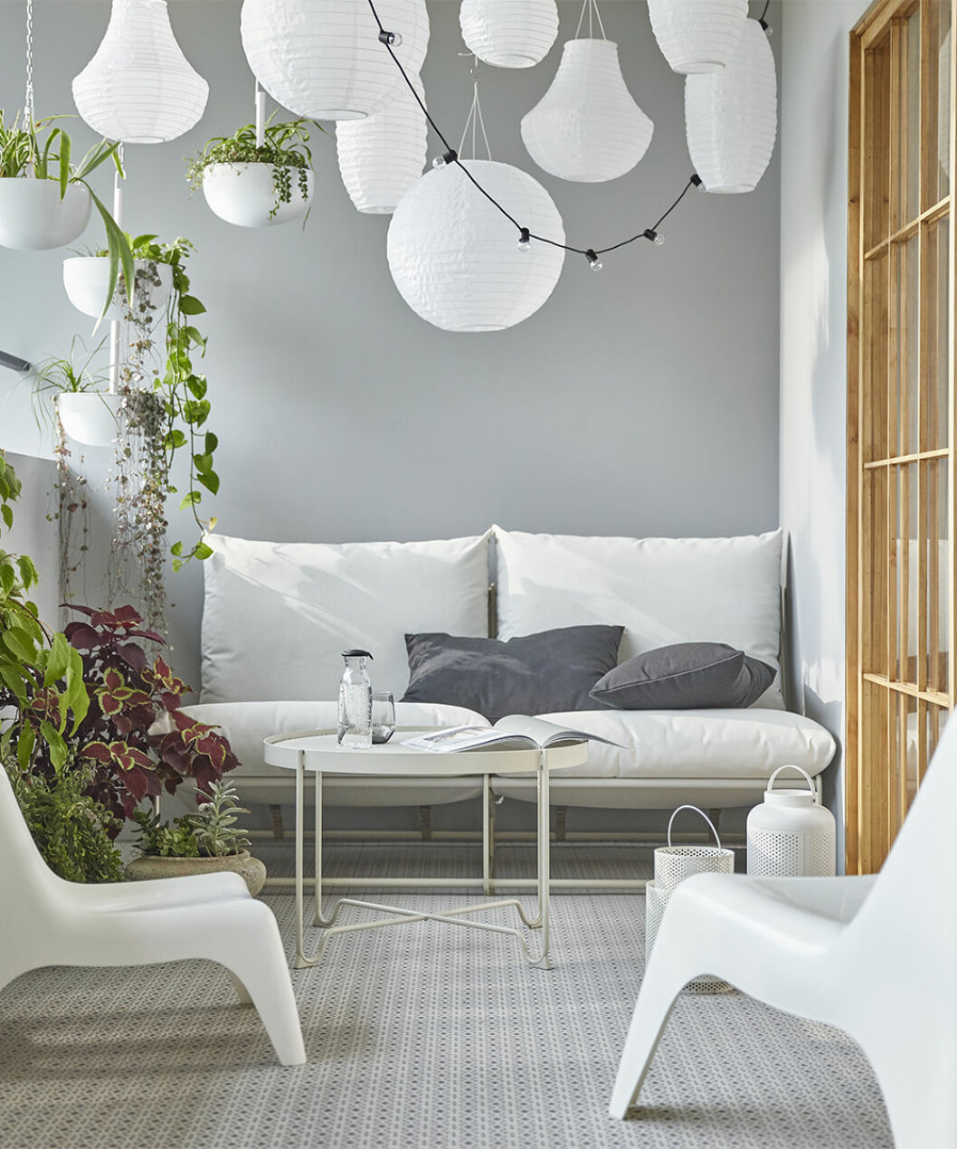 Glöm inte att inreda på höjden även på uteplatsen! Foto: Ikea Uteplats med inredning från Ikea