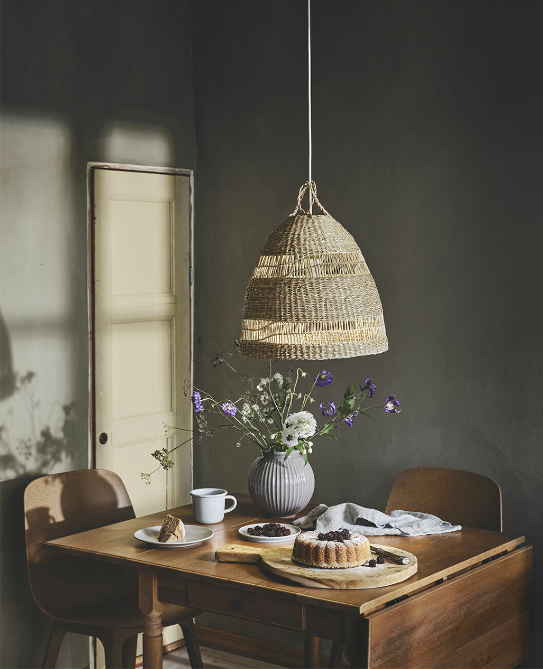 Flätat sjögräs ger en rustik touch i lampan <em>Torared</em>. Lampa i naturmaterial från Ikea