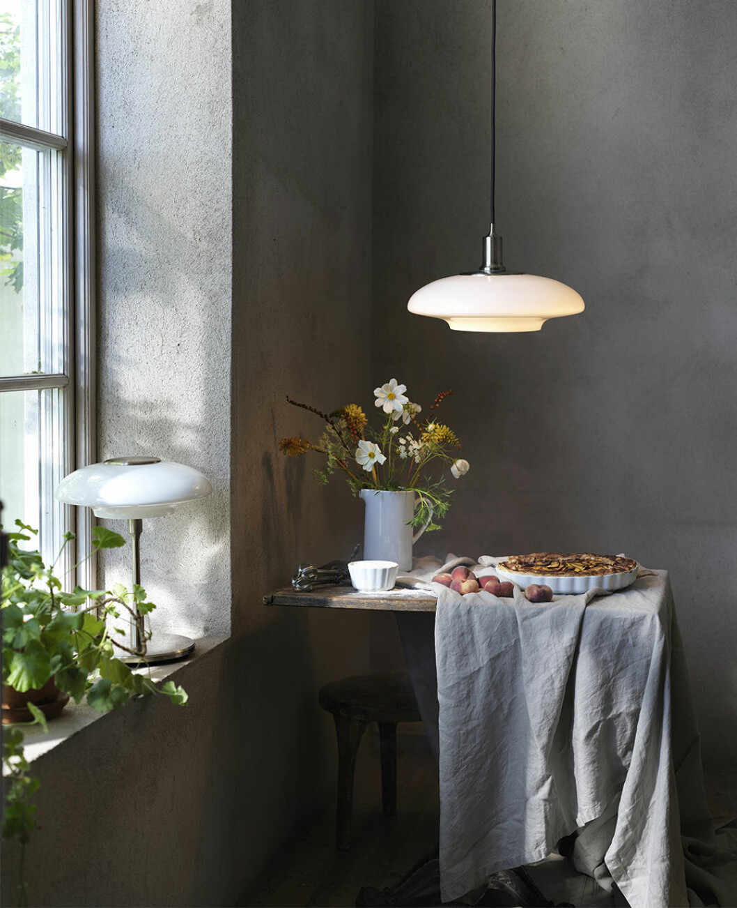 Art déco-känsla med Ikeas nya lampor <em>Tällbyn </em>som finns som tak-, bords- och golvlampa. Tällbyn lampor från Ikea 2020