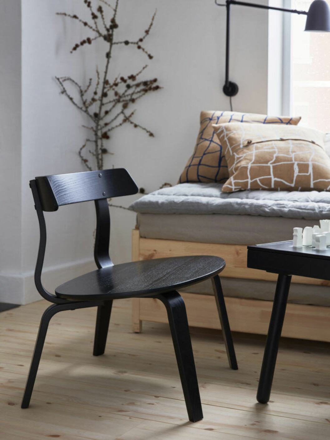 Fåtölj i svart trä från Ikea julen 2019