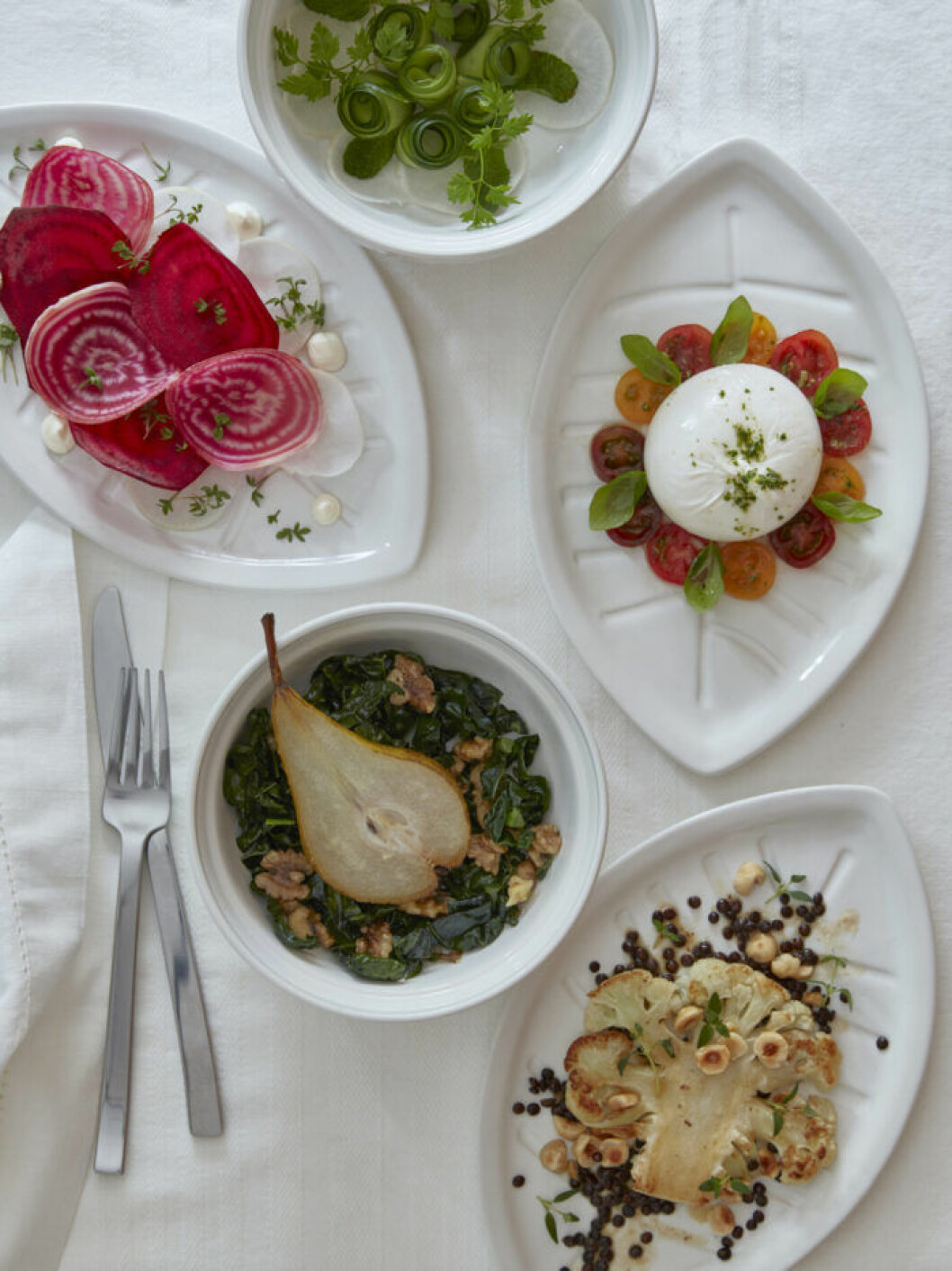 Vitt porslin och serveringsfat från Ikeas julkollektion 2019