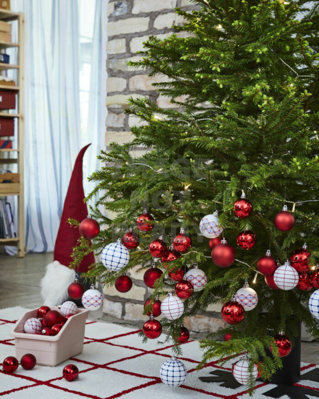 Julgransdekorationer i rött och vitt
