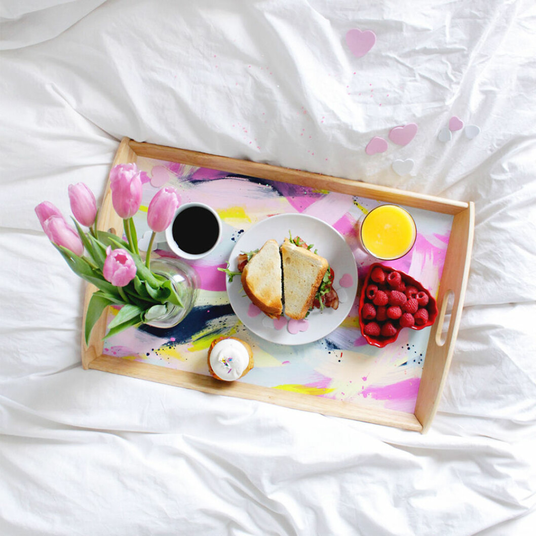 Foto: <a href="https://www.brit.co/breakfast-in-bed-tray/" target="_blank" rel="noopener">Brit+Co</a> ikeahack-bricka