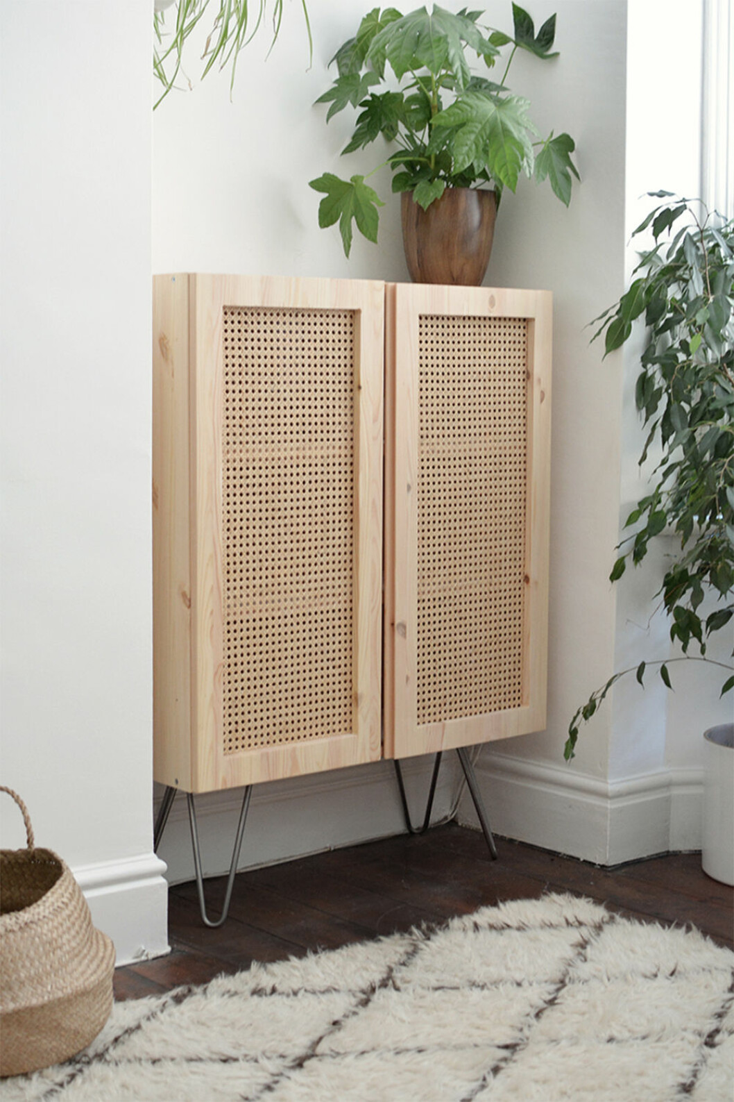 Foto: <a href="https://www.burkatron.com/2019/02/diy-rattan-cabinet-ikea-hack.html?m=1" target="_blank" rel="noopener">Burkatron</a> ikeahack ivar skåp med rotting