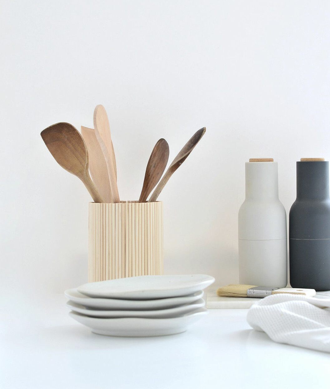 Foto: <a href="https://yourdiyfamily.com/2018/03/ikea-hack-diy-wooden-utensil-holder-for-under-a-tenner/" target="_blank" rel="noopener">Your DIY Family</a> Ikeahack - ställ för köksredskap