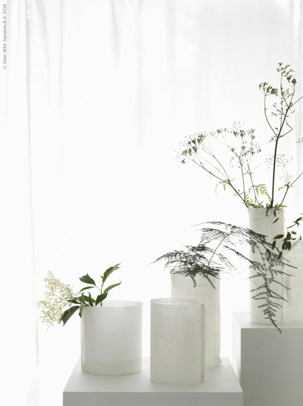 Foto: Ragnar Òmarsson Styling: Pella Hedeby för<a href="https://livethemma.ikea.se/diy-med-sommarkansla/" target="_blank" rel="noopener"> Ikea Livet Hemma</a> Ikeahack – vas med textil
