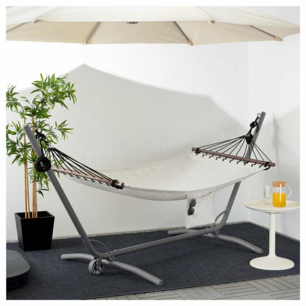 Ikeas hängmatta med stativ.