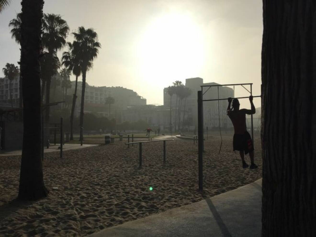 Välkända utegymmet Muscle Beach hittar du vid Santa Monica Pier, glöm inte att packa ner dina träningskläder. Men även om du inte vill träna själv så är det kul att ta en promenad förbi gymmet och kolla in alla hurtbullar, muskelbyggare och strandraggare.
