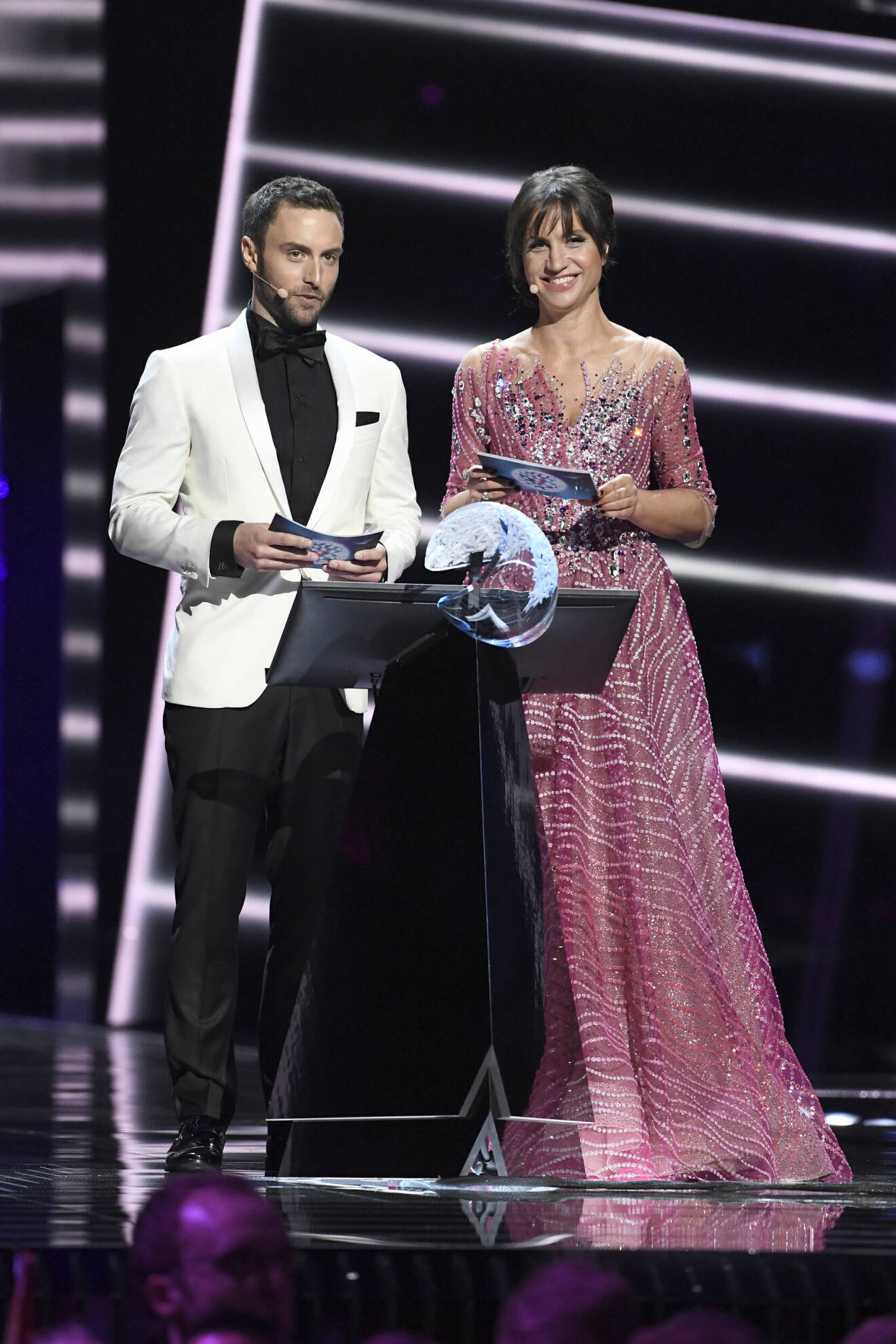 Måns Zelmerlöw och Petra Mede under Eurovision Song Contest-finalen i Ericsson Globe, Stockholm 2016.
