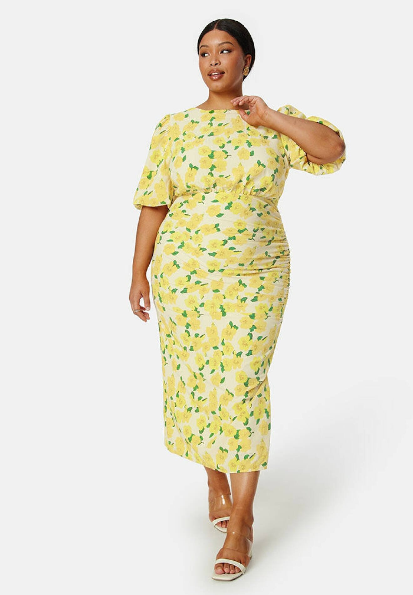 gul blommig klänning Bubbleroom vårklänning dam 2024