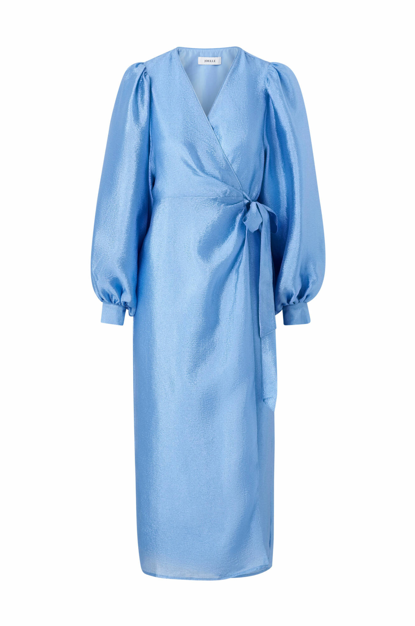 Ljusblå omlottklänning i festlig satin från Ellos våren 2024.