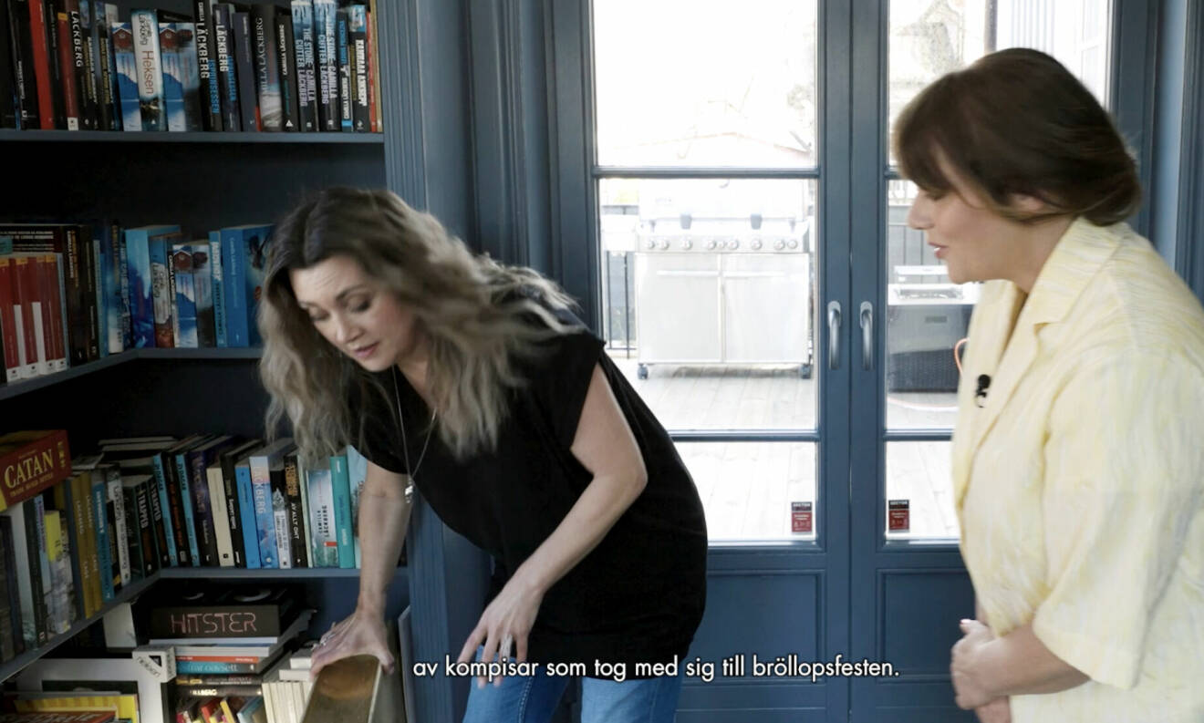 Camilla Läckberg visar upp sin privata bokhylla för Feminas Malin Roos.