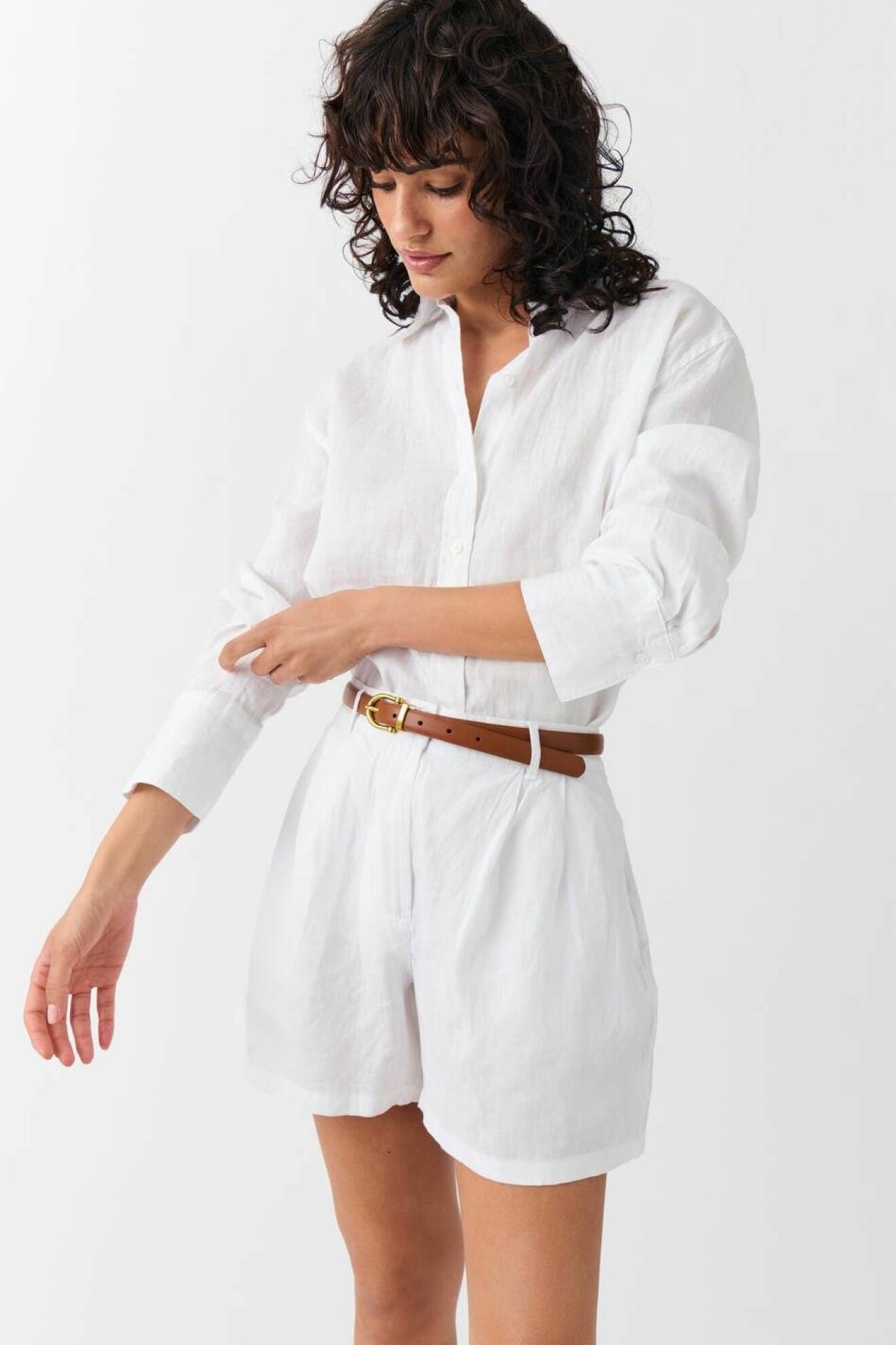 Vita linneshorts med dressad design från Gina tricot