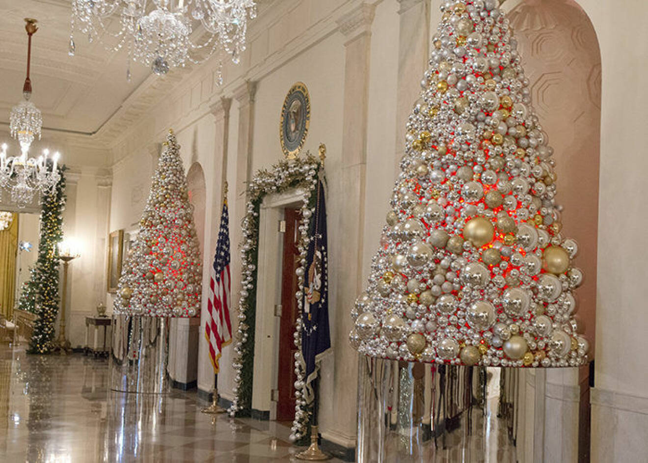 The 2016 White House Christmas decorations are previewed for the press at the White House in Washington, DC on Tuesday, November 29, 2016. Pictured are Christmas decorations in the Grand Foyer looking towards the East Room. The first lady's office released the following statement to describe those decorations, "This year∑s holiday theme, 'The Gift of the Holidays,' reflects on not only the joy of giving and receiving, but also the true gifts of life, such as service, friends and family, education, and good health, as we celebrate the holiday season." Credit: Ron Sachs / CNP - NO WIRE SERVICE - Photo: Ron Sachs/Consolidated/dpa (c) DPA / IBL BildbyrÂ