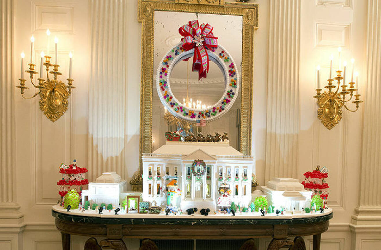 The 2016 White House Christmas decorations are previewed for the press at the White House in Washington, DC on Tuesday, November 29, 2016. Pictured is the White House Gingerbread House that is made with 150 pounds of gingerbread on the inside, 100 pounds of bread dough on the outside frame, 20 pounds of gum paste, 20 pounds of icing, and 20 pounds of sculpted sugar pieces. The first lady's office released the following statement to describe those decorations, "This year∑s holiday theme, 'The Gift of the Holidays,' reflects on not only the joy of giving and receiving, but also the true gifts of life, such as service, friends and family, education, and good health, as we celebrate the holiday season." Credit: Ron Sachs / CNP - NO WIRE SERVICE - Photo: Ron Sachs/Consolidated/dpa (c) DPA / IBL BildbyrÂ