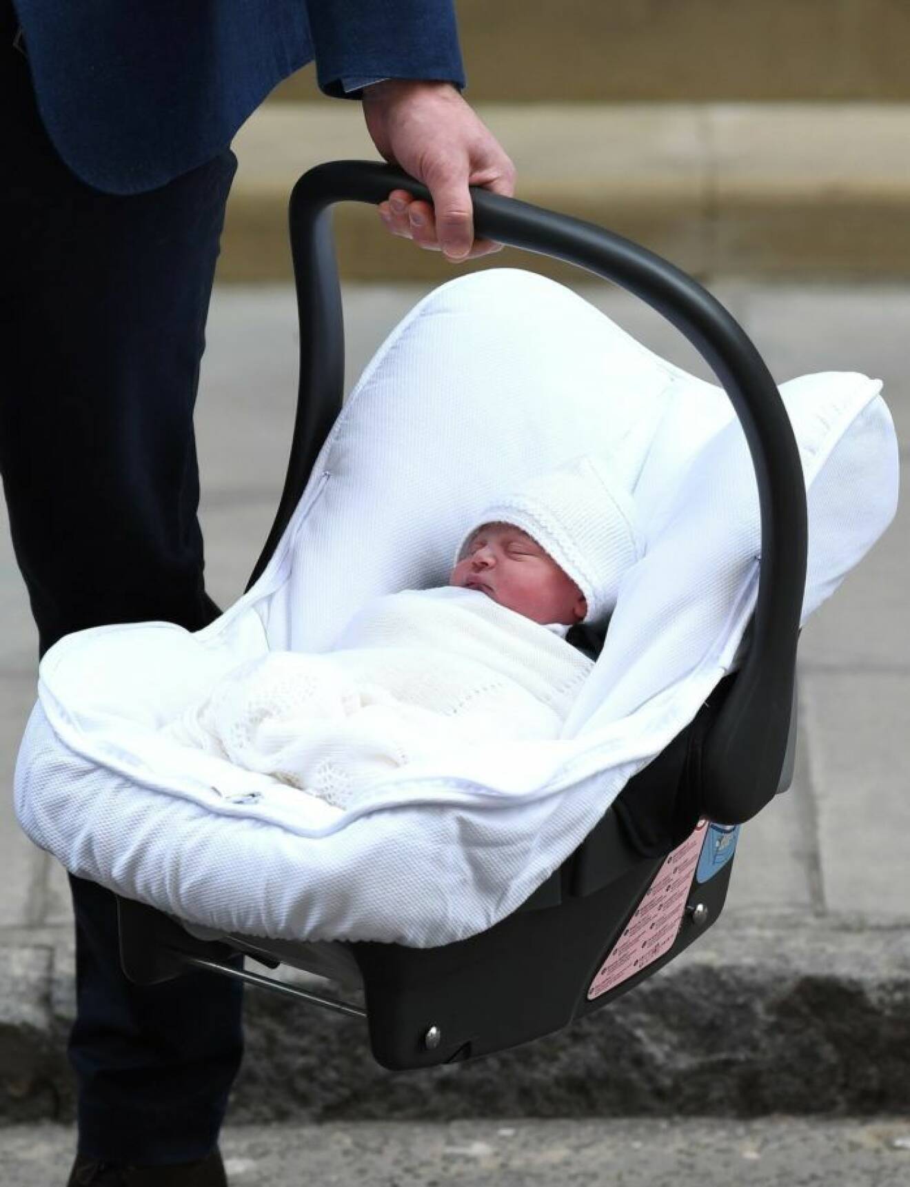Nyfödd Prins Louis i babyskydd