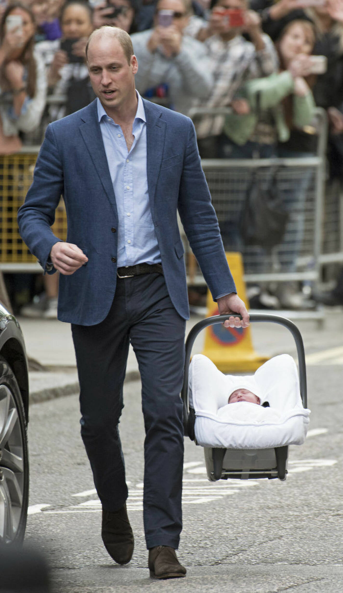 Prins William med nyfödde Louis. 