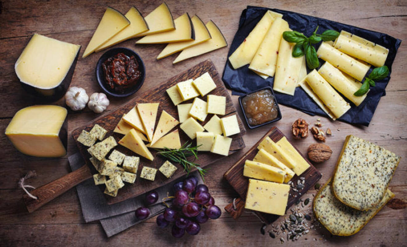 Ostbricka med olika sorters ost, marmelad, vindruvor och nötter.