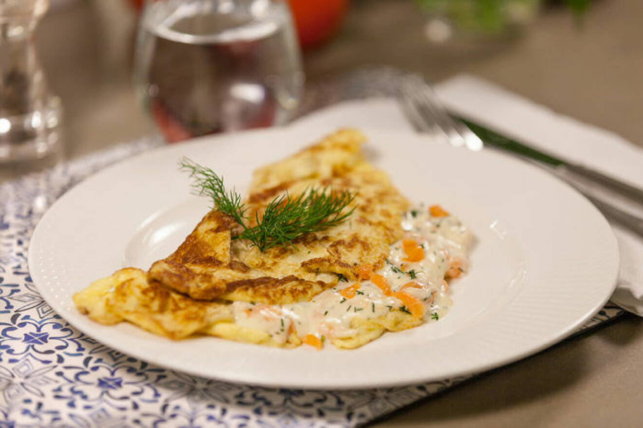 Omelett med dillstuvade räkor eller lax.