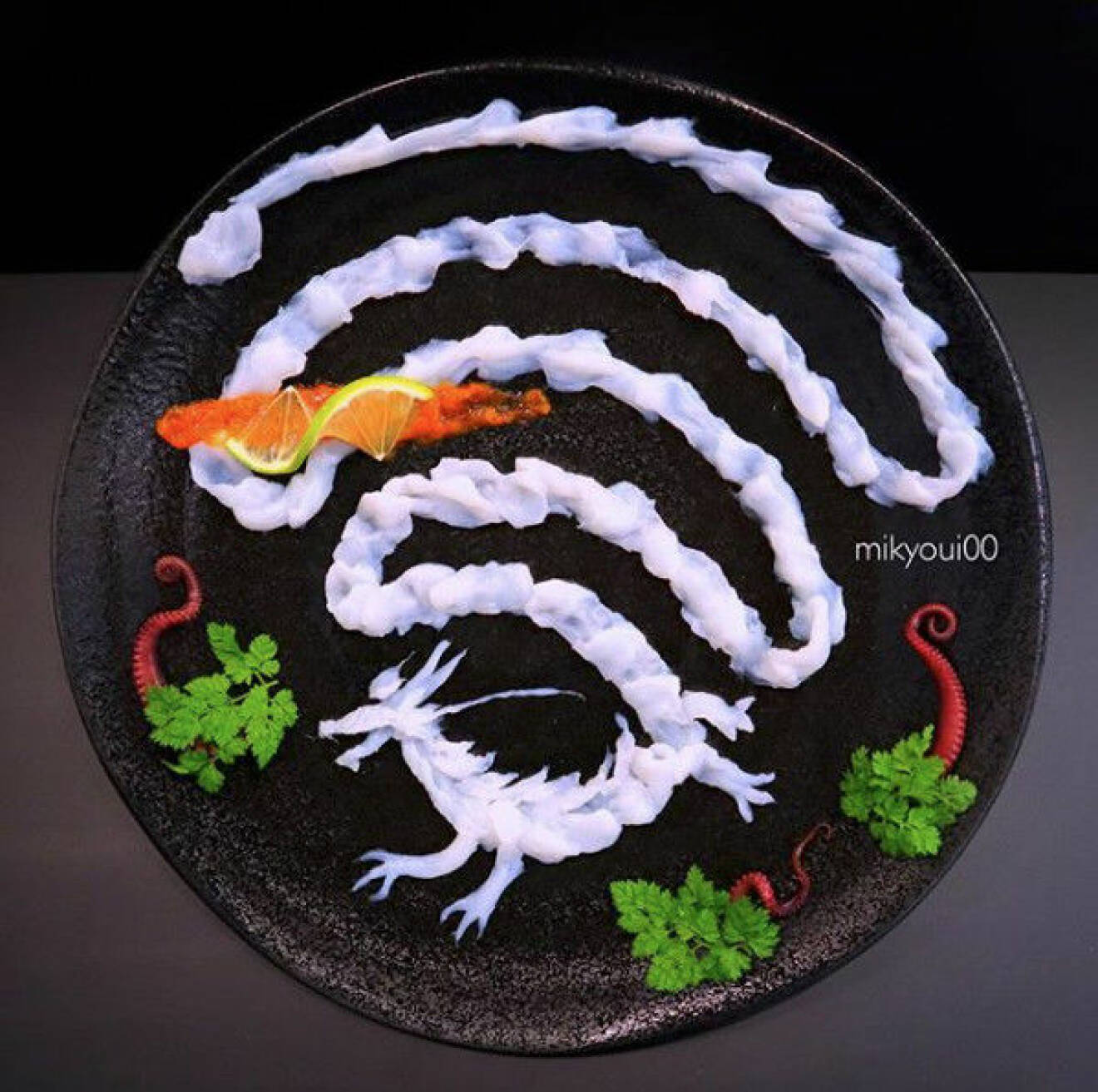 Sashimikonst i form av en vit drake med lång svans. 