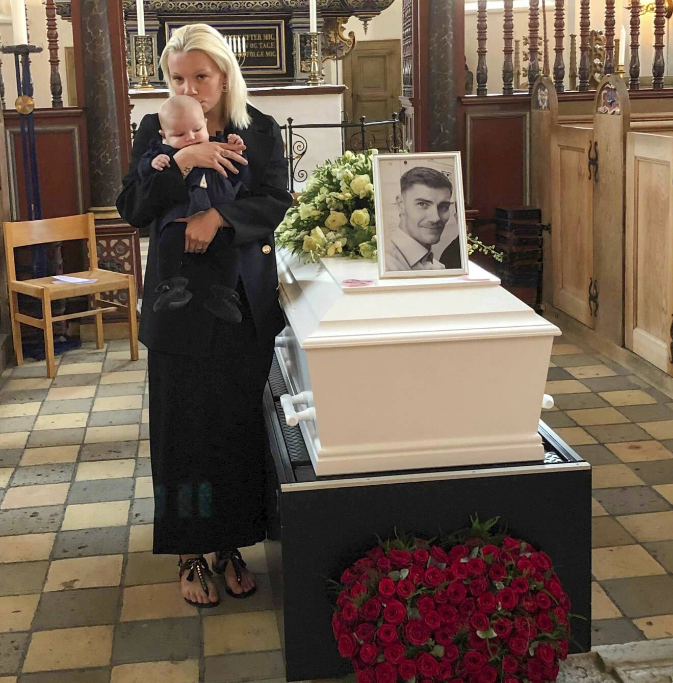 Aya och Liv tar ett sista farväl vid Thomas kista under begravningen