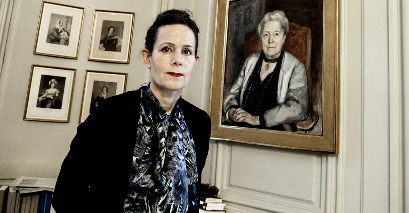 Sara Danius, ständig sekreterare i Svenska Akademien intill porträtt av Selma Lagerlöf