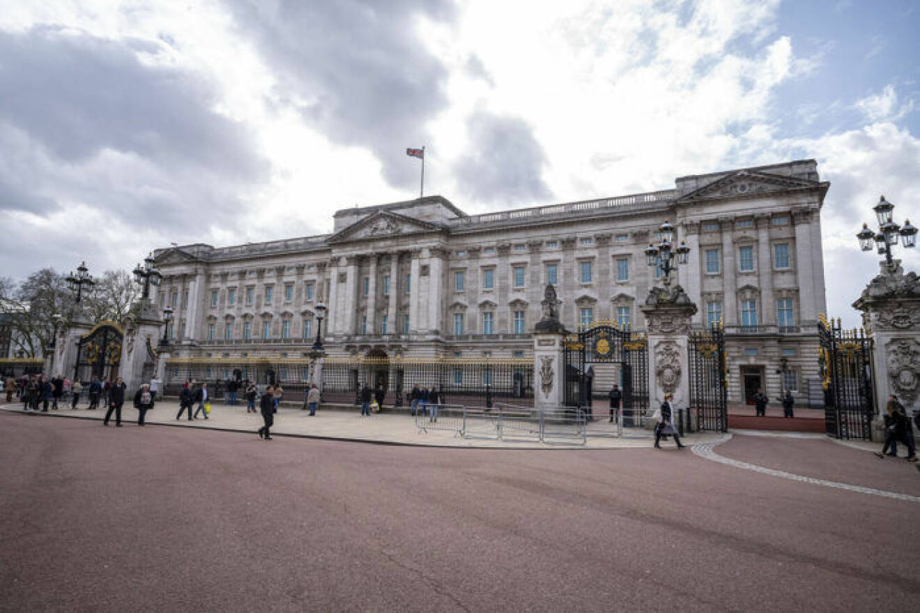 Fåtal turister utanför Buckingham palace