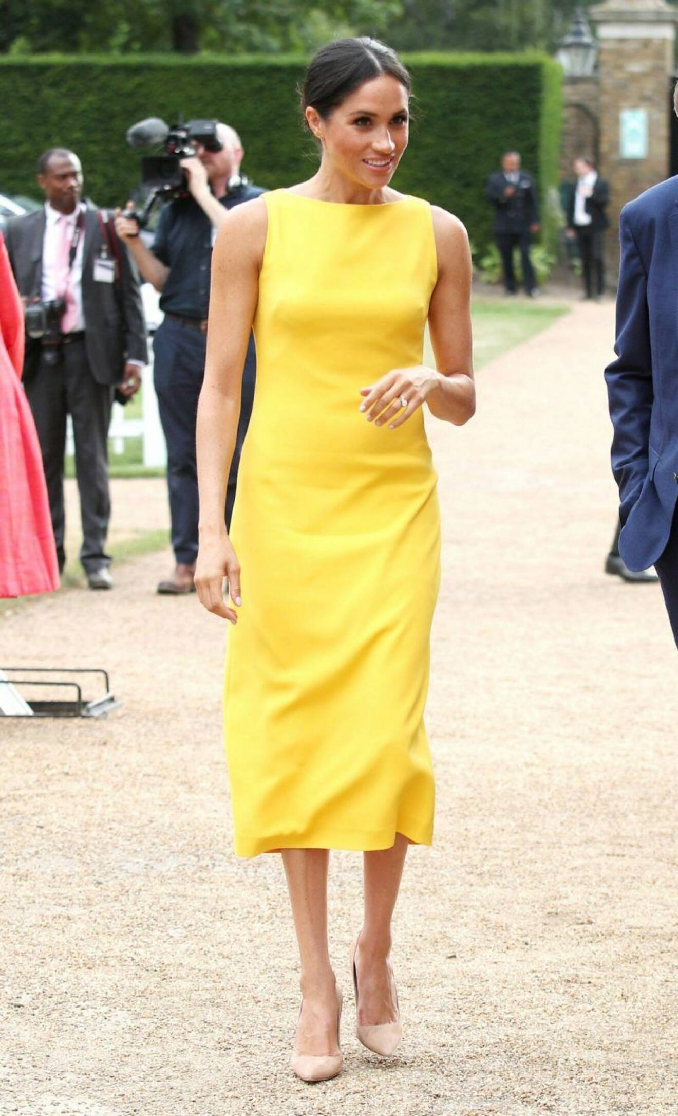 Meghan Markle i gul klänning