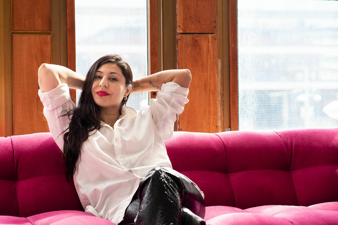 Bahar Pars i en stor rosa soffa på kontoret som hon delar med Silvana Imam
