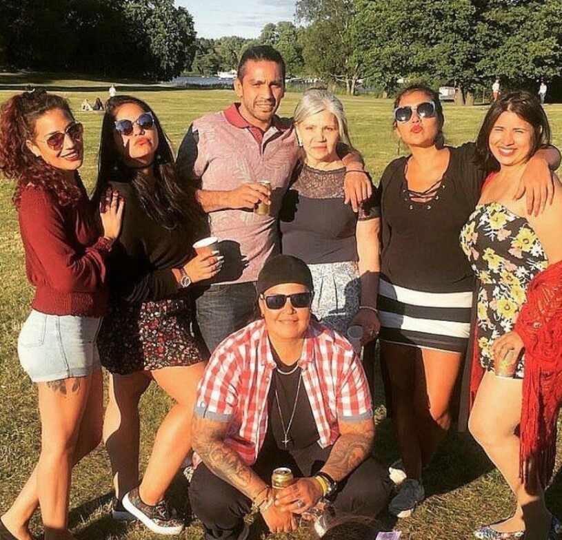 I dag har Josselin (längst fram) en nära kontakt med hela sin familj. Från vänster syns hennes yngsta lillasyster Rebecka, Jennifer, Juan, mamma Felicia, Joanna och storasyster Terlis. Foto: Privat