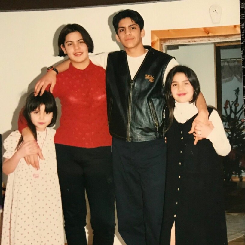 Syskonen återförenade hemma hos pappan. Från vänster: Jennifer, 6, Josselin, 19, Juan, 15, och Joanna, 9. Foto: Privat