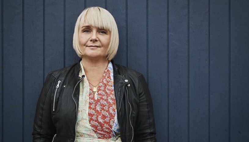 Arbetet som social- och sundhetsassistent kräver vanligtvis 18 tusen steg under ett pass, och även om Dorthe numera kan gå är det fler steg än hennes kropp klarar av. I stället drömmer hon om att bli doula, ett stöd för föderskan före, under och efter förlossningen.
