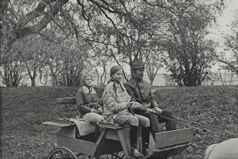 Anna Arborelius sitter bak i vagnen och Anna Klingspor framme bredvid kusken. Bilden är tagen utanför ett av tjejernas ridhus, någon gång strax efter att de möttes i början av 1970-talet. Båda var lika hästtokiga. Anna Arborelius och Anna Klingspor