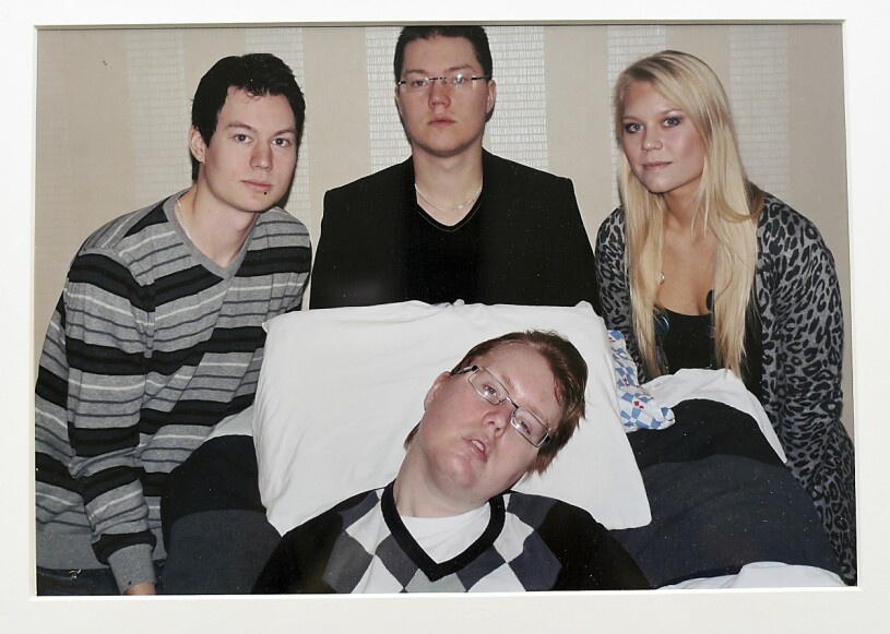 Johan omgiven av sina syskon Jesper, Jens och Julia på julafton, fem månader innan hans död.