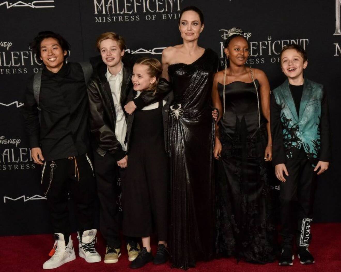 Angelina jolie på röda mattan med fem av sina barn