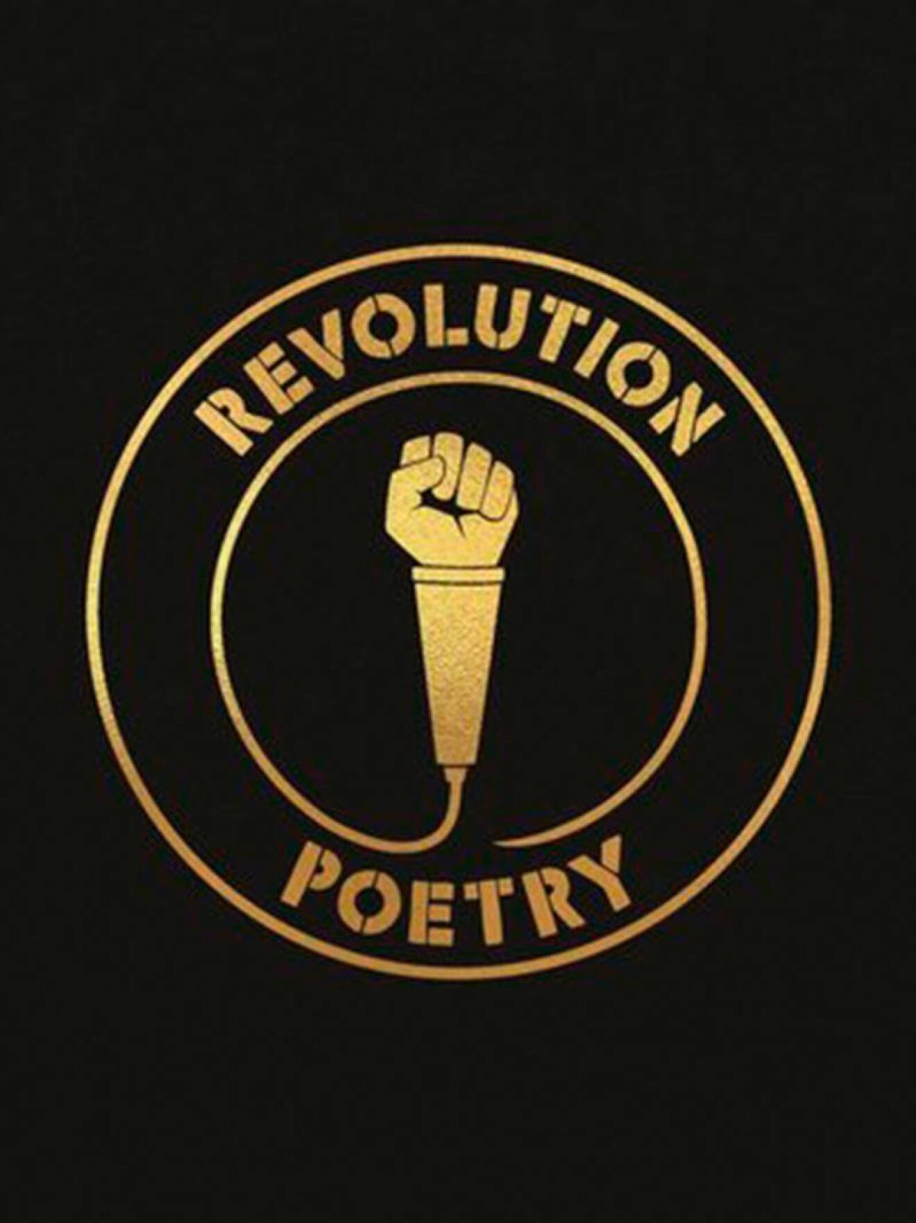 Bokomslag till Revolution poetry, svart bakrund med boktitel skriven i guld som omsluter en mikrofon med en höjd knytnäve.