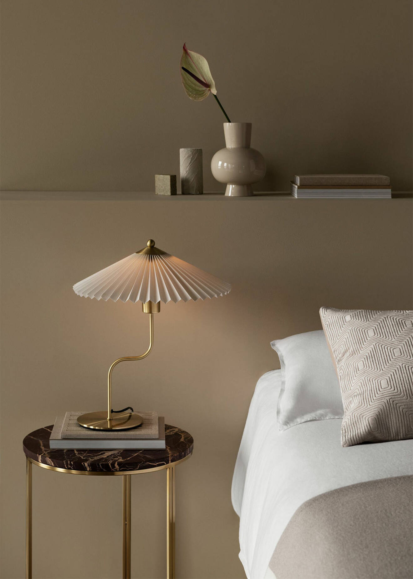 bordslampa med plisserad skärm från H&M Home