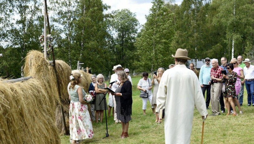 Inför hundratalet bröllopsgäster blev Annabritta och Mats hustru och man.
