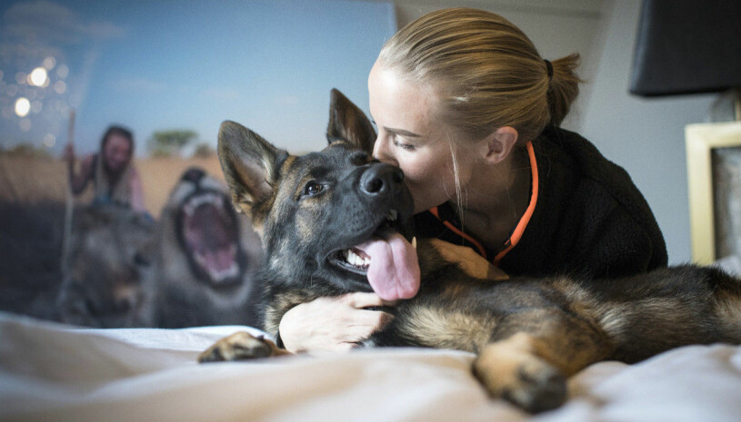 Mimmi, här med Pacco, är sugen på att skaffa en egen hund.