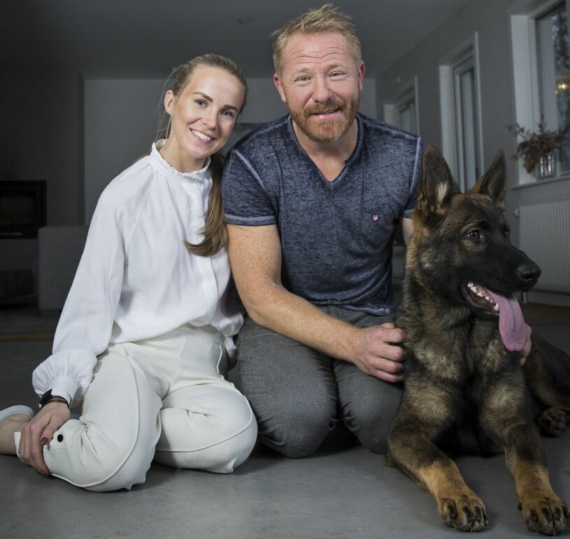 Mimmi och Fredrik med Pacco. Hundar är en förstås en stor del av deras liv.