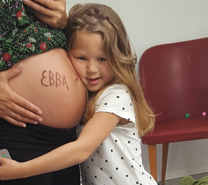Nelia och mamma Josephines mage, där Ebba låg.